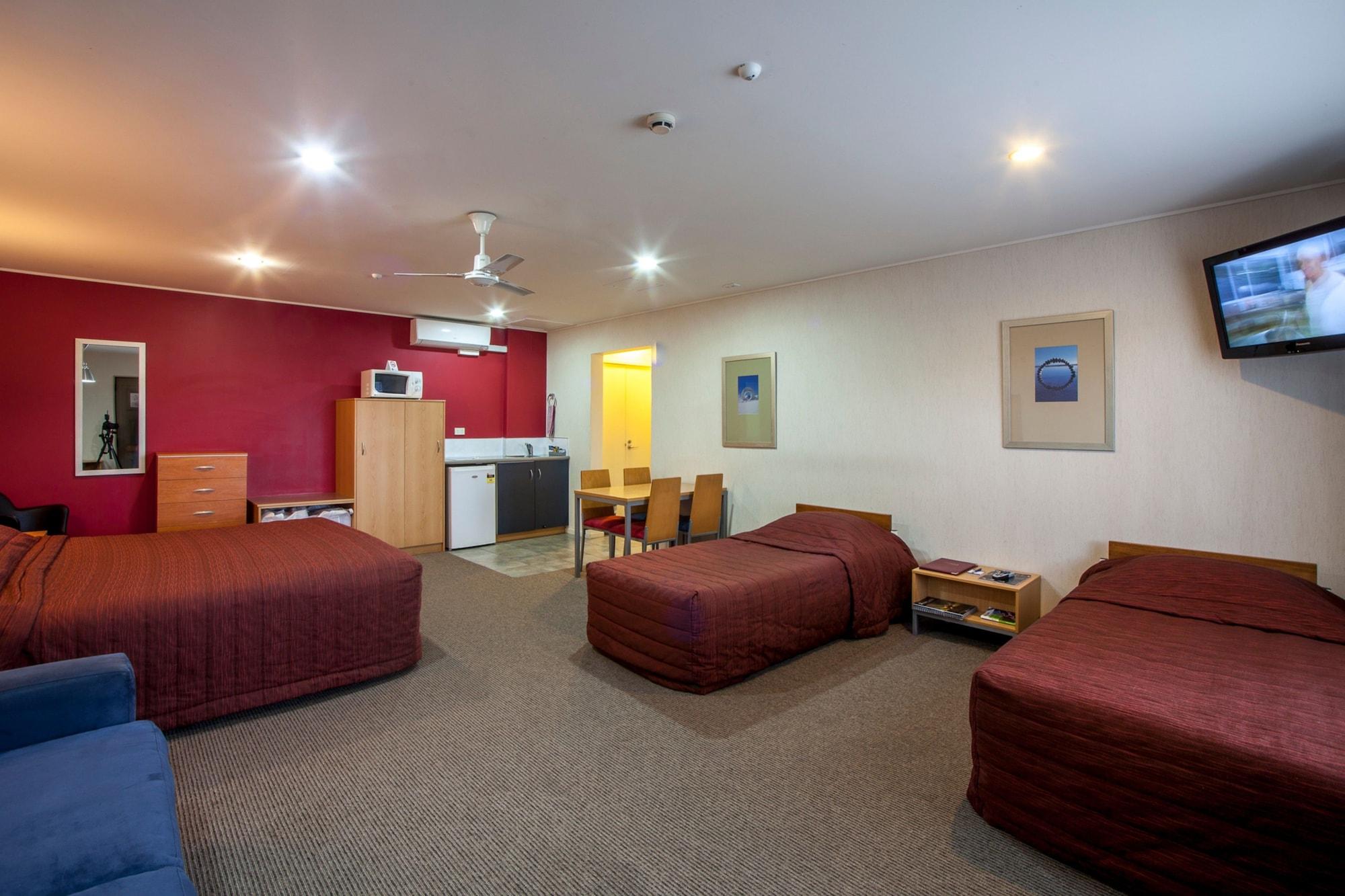 Landmark Manor Motel 4*