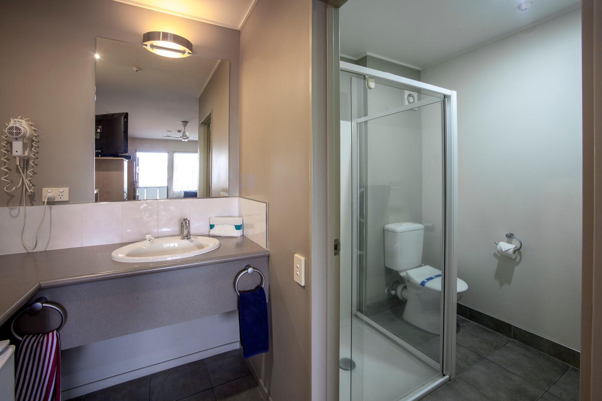 Landmark Manor Motel 4*
