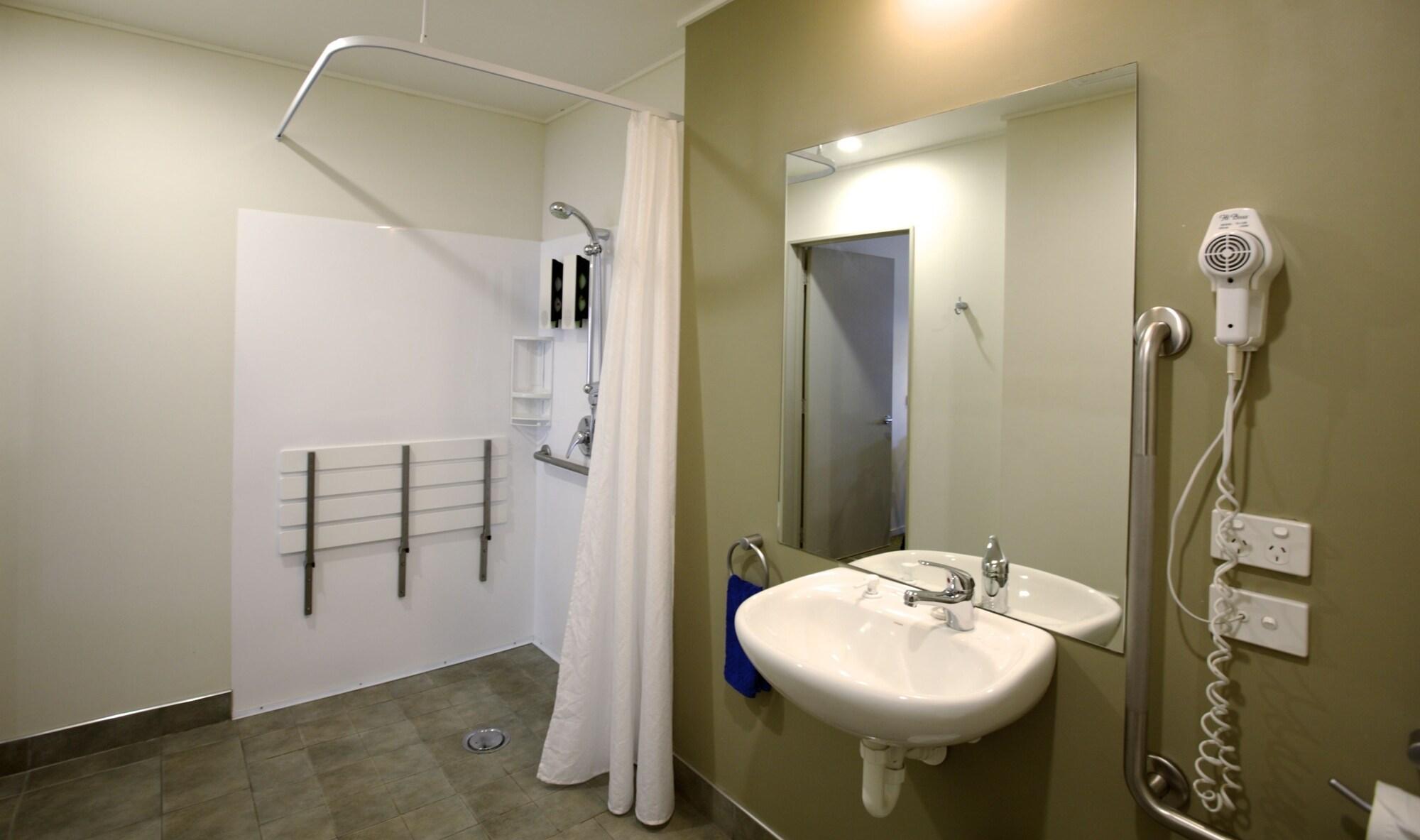 Landmark Manor Motel 4*